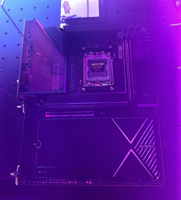 老虎機：爲AM5超頻而生！七彩虹X870E iGame Vulcan現身：2DIMM、5個M.2