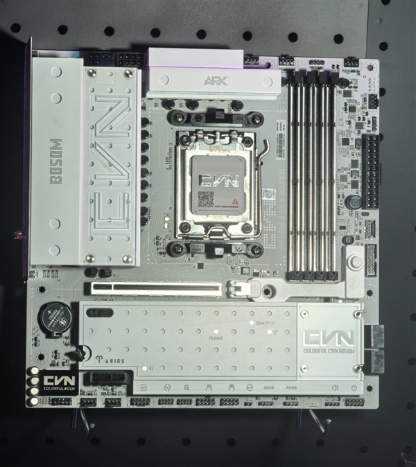 老虎機：爲AM5超頻而生！七彩虹X870E iGame Vulcan現身：2DIMM、5個M.2